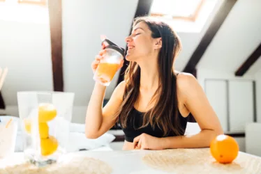 woman holding an orange to strengthen his immune response